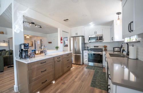 Kanab House | Newly Updated family Home w Hot Tub Near Zion & Bryce