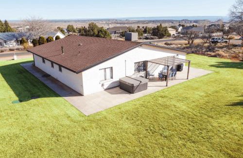 Kanab House | Newly Updated family Home w Hot Tub Near Zion & Bryce