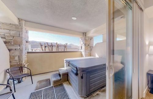 Kimball Junction House | Newpark Terrace Gem with Private Hot Tub & Mountain Views - Walk to Dining