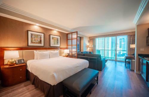 Las Vegas House | No Resort Fee Strip View Balcony+ Free Valet+ Pool