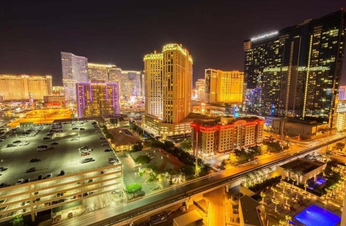 Las Vegas House | No Resort Fee Strip View Suite + Free Valet+ Pool