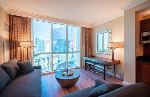 Las Vegas House | No Resort Fee Strip View Suite + Free Valet+ Pool