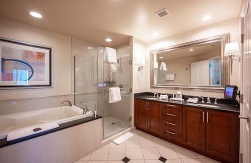 Las Vegas House | No Resort Fee Strip View Suite + Free Valet+ Pool