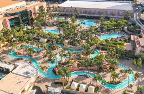 Las Vegas House | No Resort Fee Strip View Suite + Free Valet+ Pool