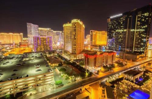Las Vegas House | No Resort Fee Strip View Suite+ Free Valet + Pool