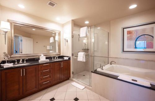 Las Vegas House | No Resort Fee Strip View Suite+ Free Valet + Pool