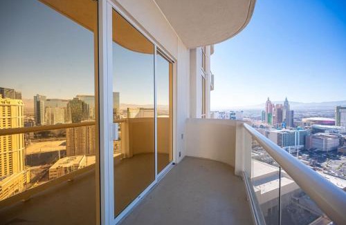 Las Vegas House | No Resort Fee Strip View Balcony+ Free Valet+Pool