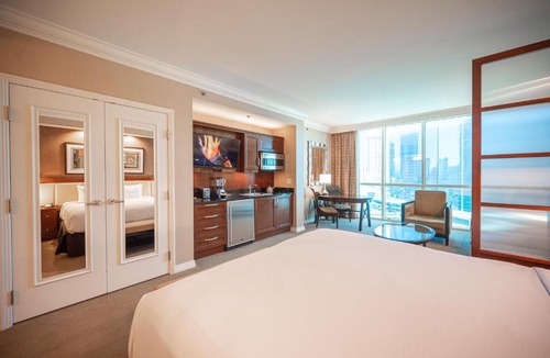 Las Vegas Apartment | NO RESORT FEES-MGM Stripview-Jacuzzi-Formula 1 TRACK VIEW