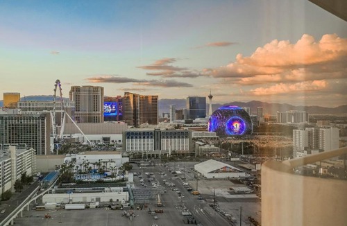 Las Vegas Apartment | NO RESORT FEES-MGM Stripview-Jacuzzi-Formula 1 TRACK VIEW