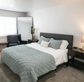 Sunset House | North End Haven - Hot Tub - E Bikes - Hyde Park