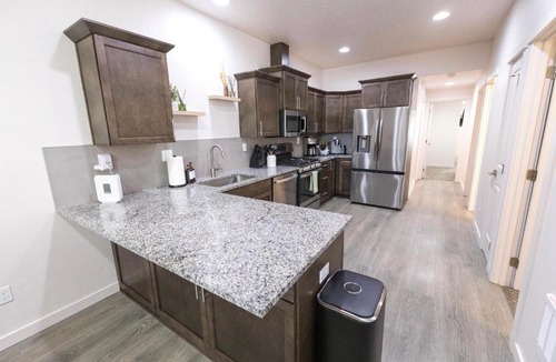 Sunset House | North End Haven - Hot Tub - E Bikes - Hyde Park