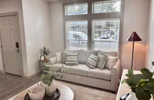 Sunset House | North End - Hyde Park - Hot Tub- Downtown- E Bikes