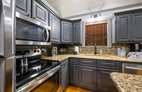 Broken Bow Cabin | Oakridge Honeymoon Cabin- King Bed, Hot Tub & Fireplace