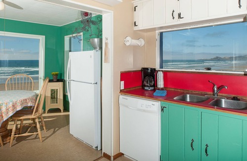 Newport House | Oceanfront beach cabin, enjoy beach views and the deck at this pet friendly home