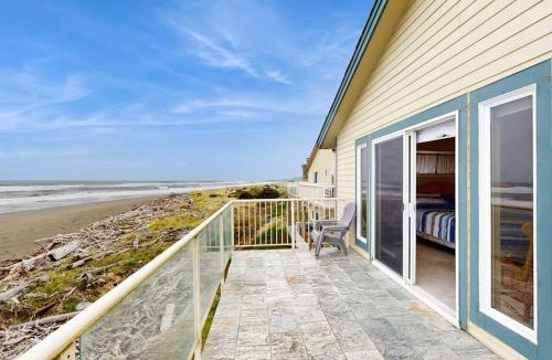 Gold Beach House | Oceanfront condo with spectacular ocean view - walk to beach