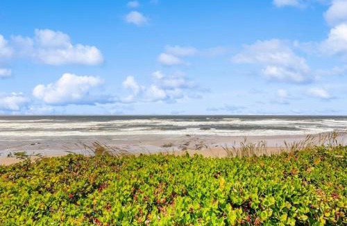 Yachats House | Oceanfront home with amazing sunsets fire pit & jacuzzi tub