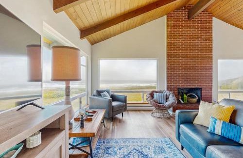 Yachats House | Oceanfront home with amazing sunsets fire pit & jacuzzi tub