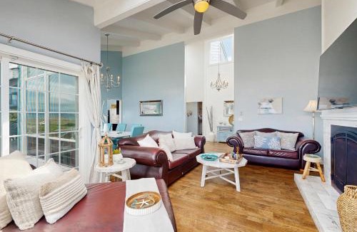 Fort Bragg House | Oceanfront Home with Hot Tub Beach Access Deck