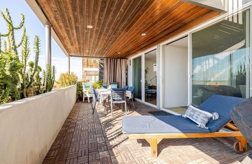 Peninsula Apartment | Oceanfront Oasis