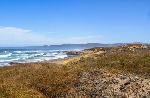 Fort Bragg House | Oceanfront Studio-Beachfront Bliss & Pet-Friendly