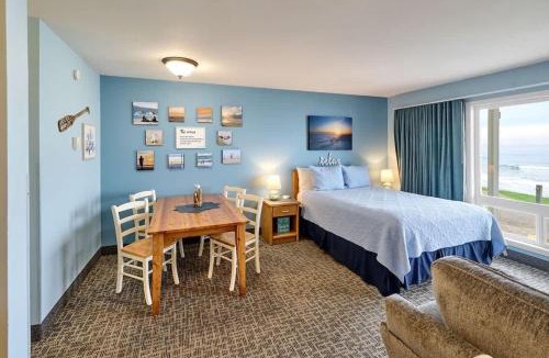 Lincoln City House | Oceanfront Studio - Sleeps 4 - Ground Floor - Pool and Hot Tub