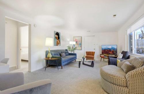 Broadmoor Apartment | Old Broadmoor Condo Private Deck Washer Dryer Unit