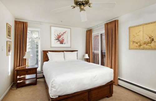 Aspen House | Old Hundred Unit 102, Townhouse with Treetop Views & Excellent Location, 3 Blocks to Ski Slopes