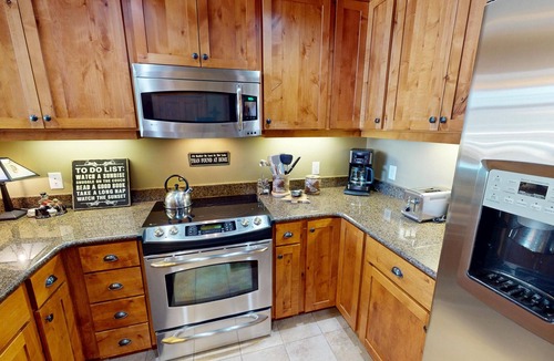 Frisco Condo | On Lake Rec Path! Walk to Dining, Shops. Hot Tubs, Elevator. Near Everything!