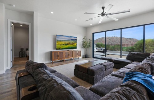 Washington House | On the Golf Course Sleeps 30 Private Pool & Spa