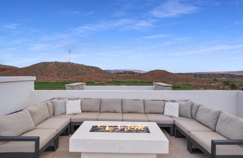 Washington House | On the Golf Course Sleeps 30 Private Pool & Spa