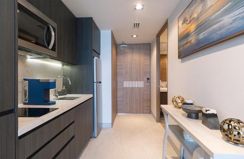 Bella Vista House | One 1402B Hotel Room: New Beachfront Resort, Style & Comfort