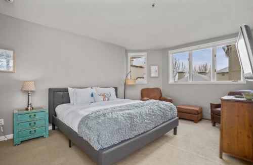 Steamboat Springs House | Outdoor Pool and Hot Tub, Gas Grill on Patio, Private Washer & Dryer