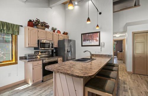 Steamboat Springs House | Outdoor Pool and Hot Tub, Air Conditioned, 135 Steps From Ski Access