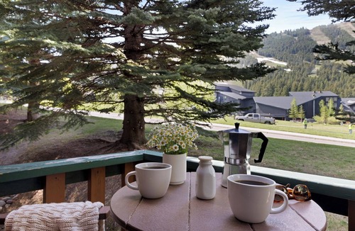 Jackson House | Outpost: Clark's Knoll 395 - Walk to Town Square