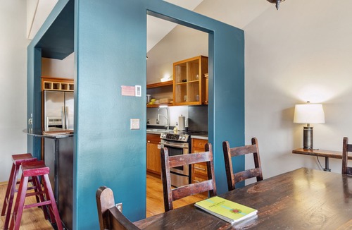 Jackson House | Outpost: Clark's Knoll 353 - Walk to Town Square