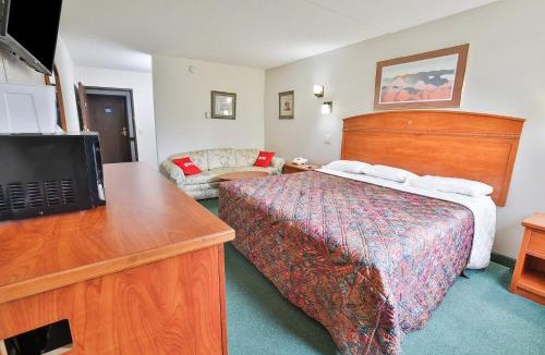 Pipestone Historic District Hotel | OYO Hotel Pipestone MN, Canterbury Park