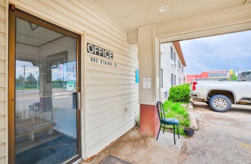 Pipestone Historic District Hotel | OYO Hotel Pipestone MN, Canterbury Park