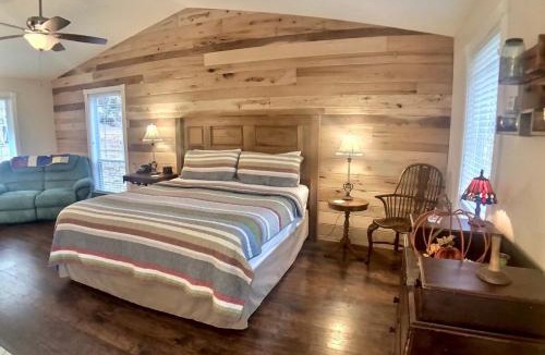 Eureka Springs House | Ozark Spring Cabin Rock Bluff 03 King Bed Spa Tub