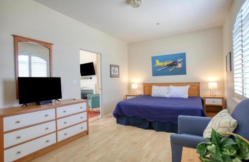 Oceano House | Pacific Plaza #204 - Eagles Nest - 1BdrmUpK-QSofa