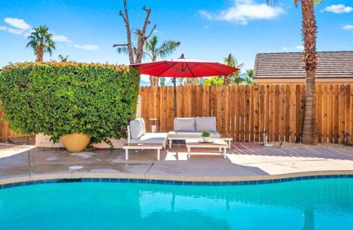 La Quinta House | Palm Tree Inn | Gated Pool + Large Backyard [Free Spa Heating + Early Check-In]
