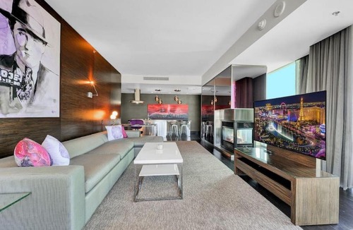 Las Vegas Apartment | Palms Place Residence Deluxe Suite with Pool and Gym