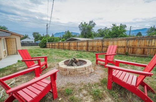 Central Colorado Springs House | Panoramic Point - Downtown King Full Kitchen