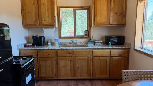 Inyokern House | Papa's Paradise Guesthouse