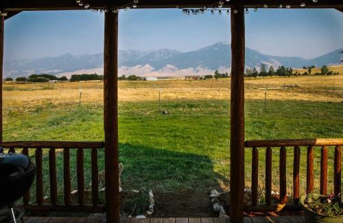 Livingston House | Paradise Valley Cabin by Chico & Yellowstone Park!