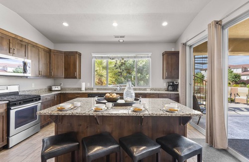 Santa Clara House | Paradise Village 121: PRIVATE HOT TUB, X-BOX, 3 BIKES, BAG TOSS, PACK N' PLAY, MOUNTAIN VIEWS