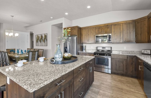 Santa Clara House | Paradise Village 121: PRIVATE HOT TUB, X-BOX, 3 BIKES, BAG TOSS, PACK N' PLAY, MOUNTAIN VIEWS