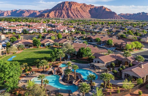 Santa Clara House | Paradise Village 121: PRIVATE HOT TUB, X-BOX, 3 BIKES, BAG TOSS, PACK N' PLAY, MOUNTAIN VIEWS