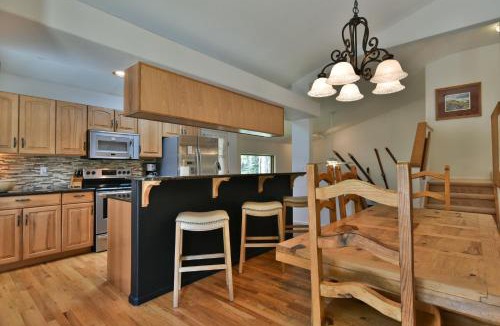 Park Forest Estates Apartment | Park Forest Deer Trail Townhome: Hot Tub, On Shuttle Route