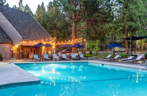 Century West House | Patio & Pool Access! Year-Round Base in Bend