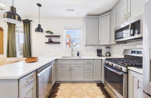 West Town Apartment | Peaceful Boho Retreat Free Private Parking